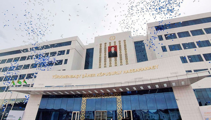  В Туркменбаши открыли крупную многопрофильную больницу