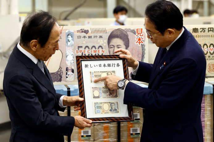  В Японии впервые за 20 лет представили новые банкноты