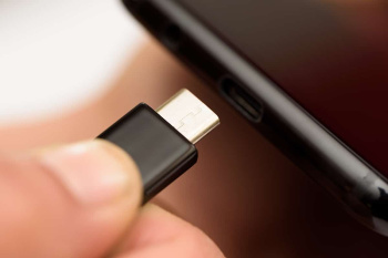 Saud Arabystany ähli elektron enjamlary üçin USB-C görnüşindäki kuwwat beriji portlaryny ulanmagy hökmany edýär