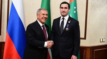 Rustam Minnikhanov Presented Serdar Berdimuhamedov with the "Duslyk" Order