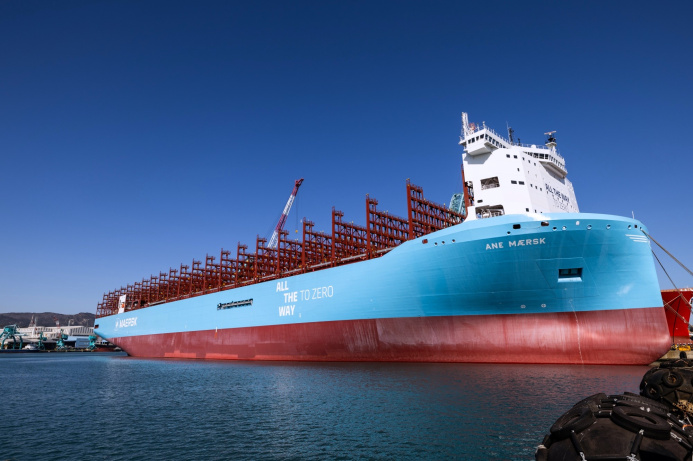  Maersk unveils the world's largest container ship powered by green methanol