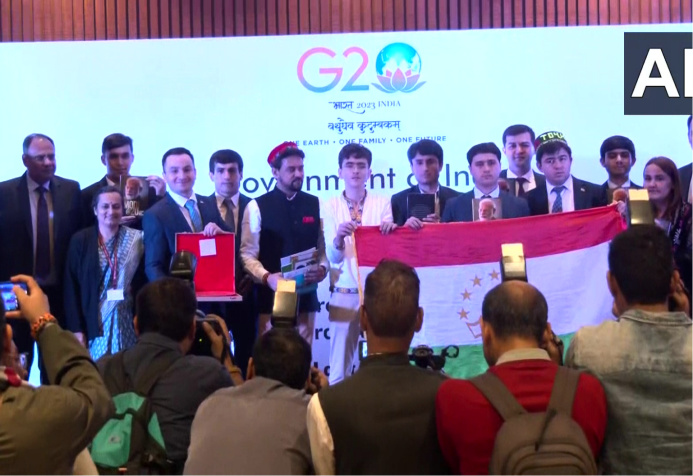  A delegation of more than a hundred young people from Central Asia visited India