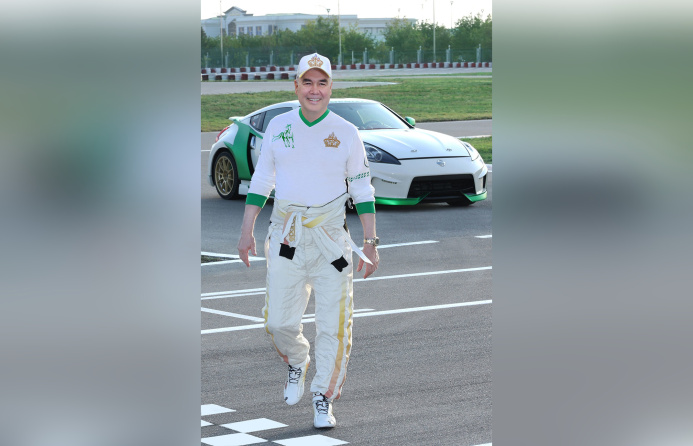  Gurbanguly Berdimuhamedov visited the Motor Sports Center