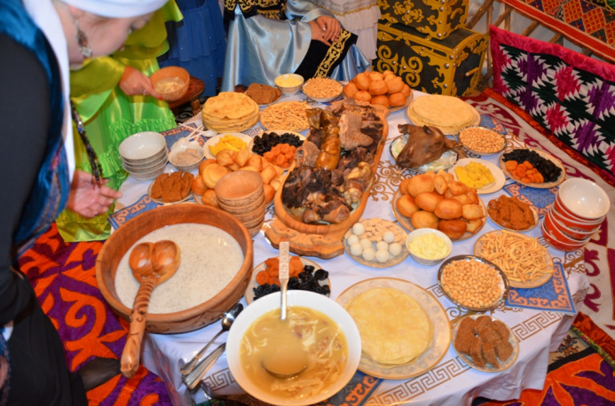  Тюркские блюда по древним рецептам приготовили на  этнофестивале в Кыргызстане