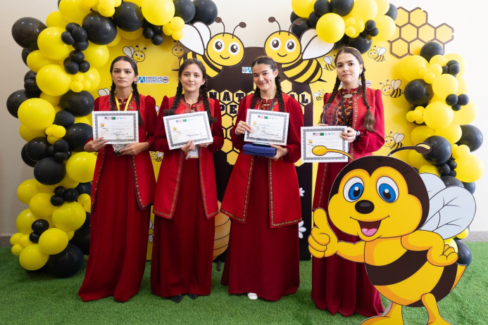  Посольство США приглашает на книжную ярмарку, чтения и конкурс Spelling Bee
