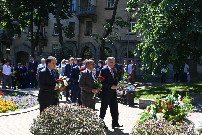  The solemn ceremony of laying flowers at the monument of Magtymguly took place in Kyiv