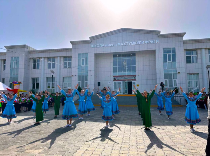  В туркменской школе под Астраханью открыли музей Махтумкули