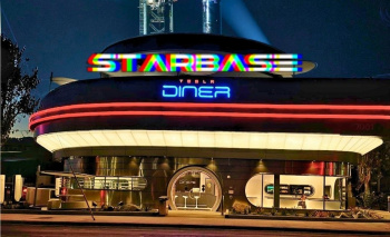 Los-Anjelesde ilkinji Tesla Diner açyldy: retro-futurizm we elektromobiller üçin zarýad enjamy