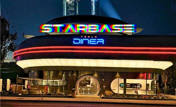  В Лос-Анджелесе открылся первый Tesla Diner: ретро-футуризм и зарядка для электромобилей
