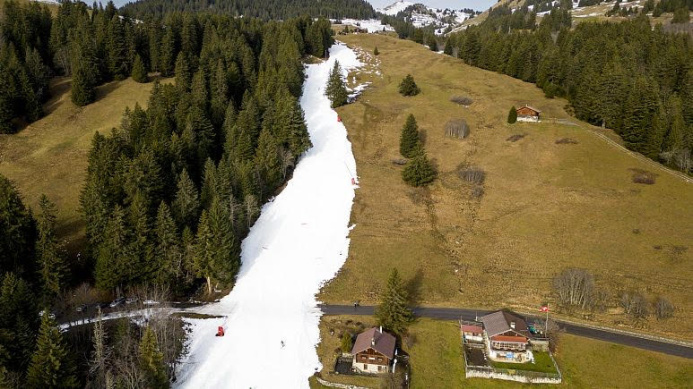 Из-за аномально высоких температур на главном горнолыжном курорте мира растаял снег
