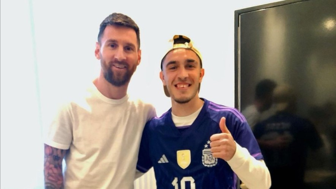  Messi invited a fan who stood outside his house for 10 hours