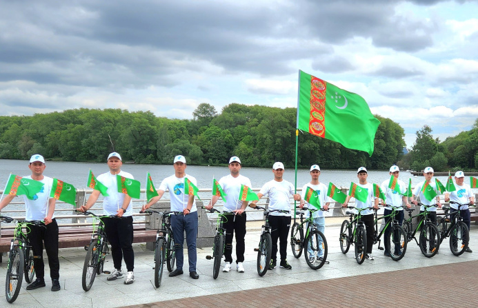  Туркменские дипломаты и студенты в Минске отметили велопробегом Всемирный день велосипеда