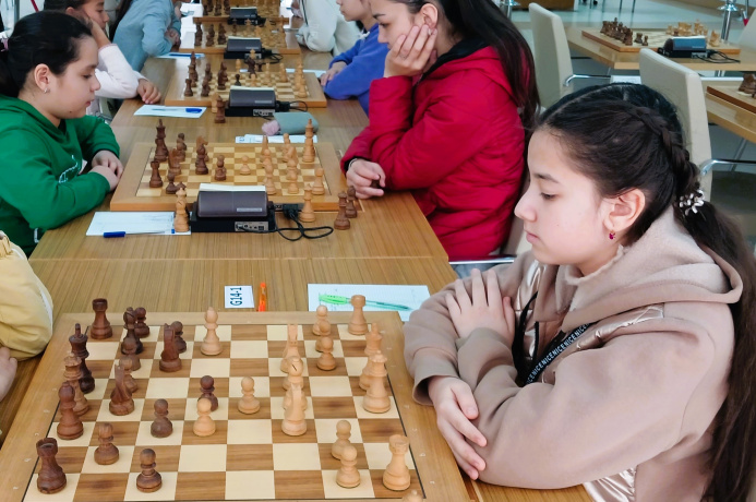  Школьница из Туркменабата - лучшая среди сверстников на шахматном турнире в Дубае