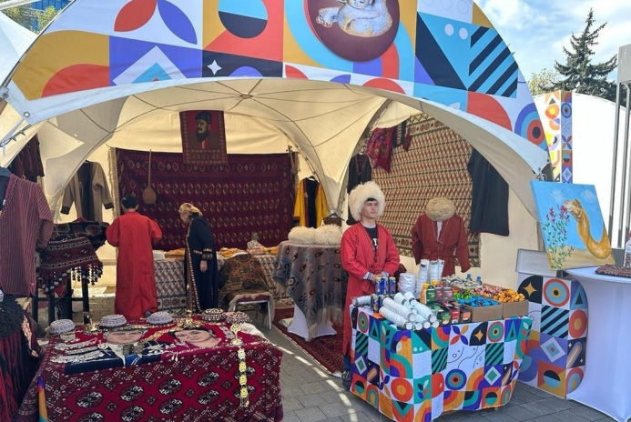  The Mayor of Almaty visited the pavilion of Turkmenistan at the ethno-cultural exhibition in honor of Unity Day