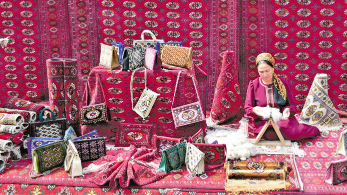  Turkmen carpet weavers conferred honorary title