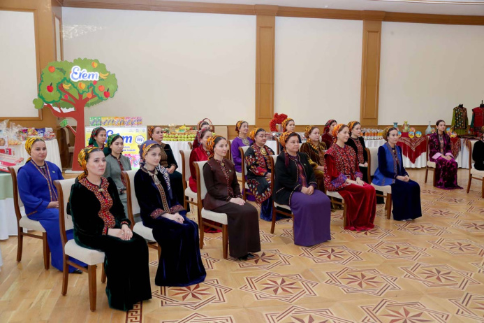  "Hünärim bar – hormatym bar": Women of Turkmenistan Through Art and Craft
