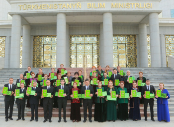 Garaşsyzlyk baýramy mynasybetli öňdebaryjy bilim işgärleri sylaglandy