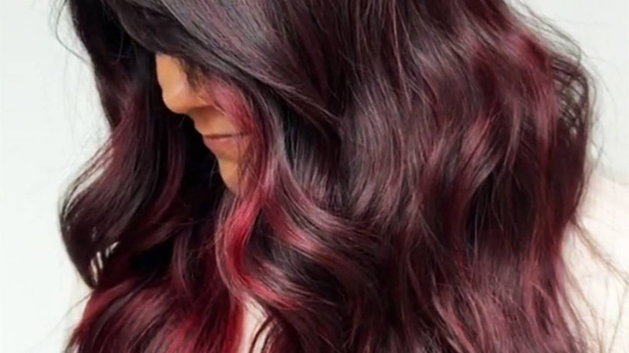  Цвет волос весеннего сезона 2023 — «вишневая кока-кола»