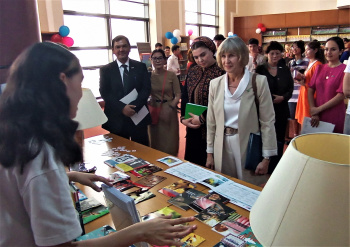 Sahypalaryň arasyna syýahat: kitap okamak söýgüsi Aşgabadyň kitap sergisinde adamlary birleşdirýär