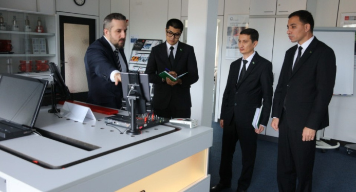  A Turkmen university gets acquainted with France's experience in integrating innovative technologies into the educational process