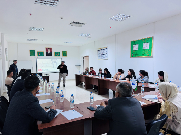  ÝTÖB Türkmenistanyñ welaýatlarynda telekeçiler we ýolbaşçylar üçin mugt HR-okuwlaryny geçirdi