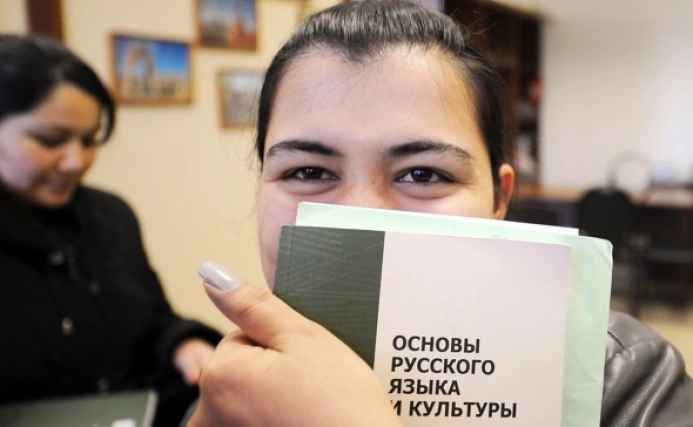  Rus dili Russiýada migrantlar üçin salgytlary “azaldar”