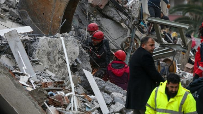  В Турции и Сирии продолжаются спасательные работы после разрушительного землетрясения
