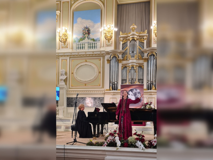 Türkmenistandan talyp gyz halkara opera aýdym bäsleşigine gatnaşdy