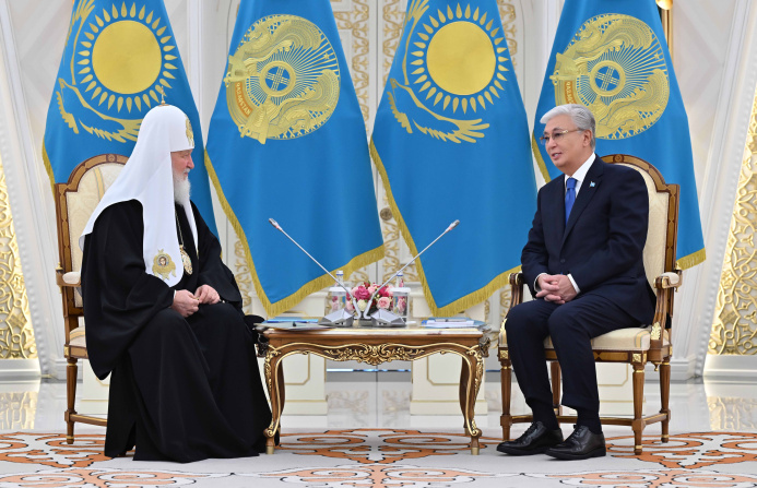 Президент Казахстана наградил патриарха Кирилла орденом "Золотой орел"