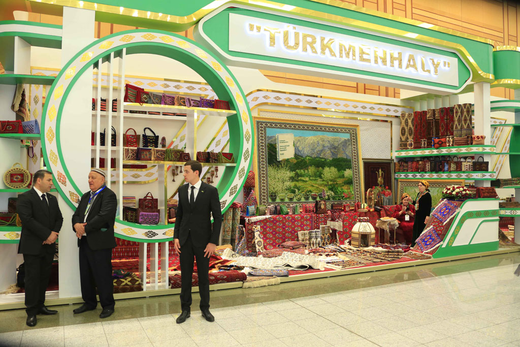Туркменистан отмечает Праздник туркменского ковра
