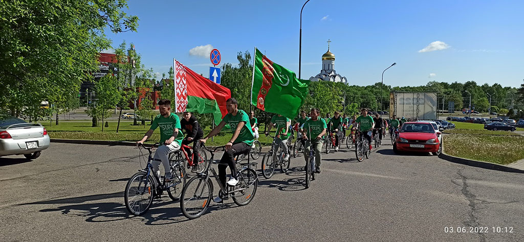 Туркменские дипучреждения провели велопробеги в Москве и Минске