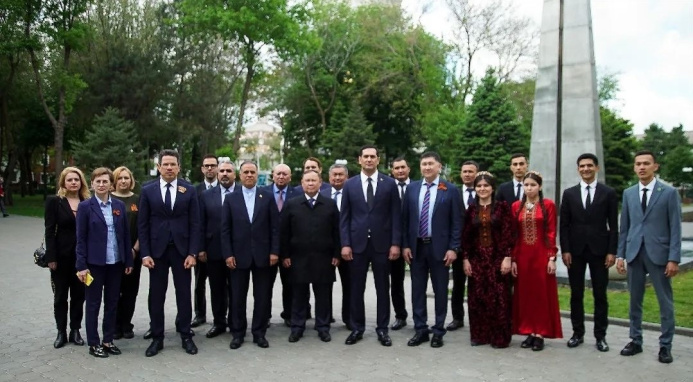  Turkmen Consul in Astrakhan laid flowers at the "Eternal Flame of Glory"