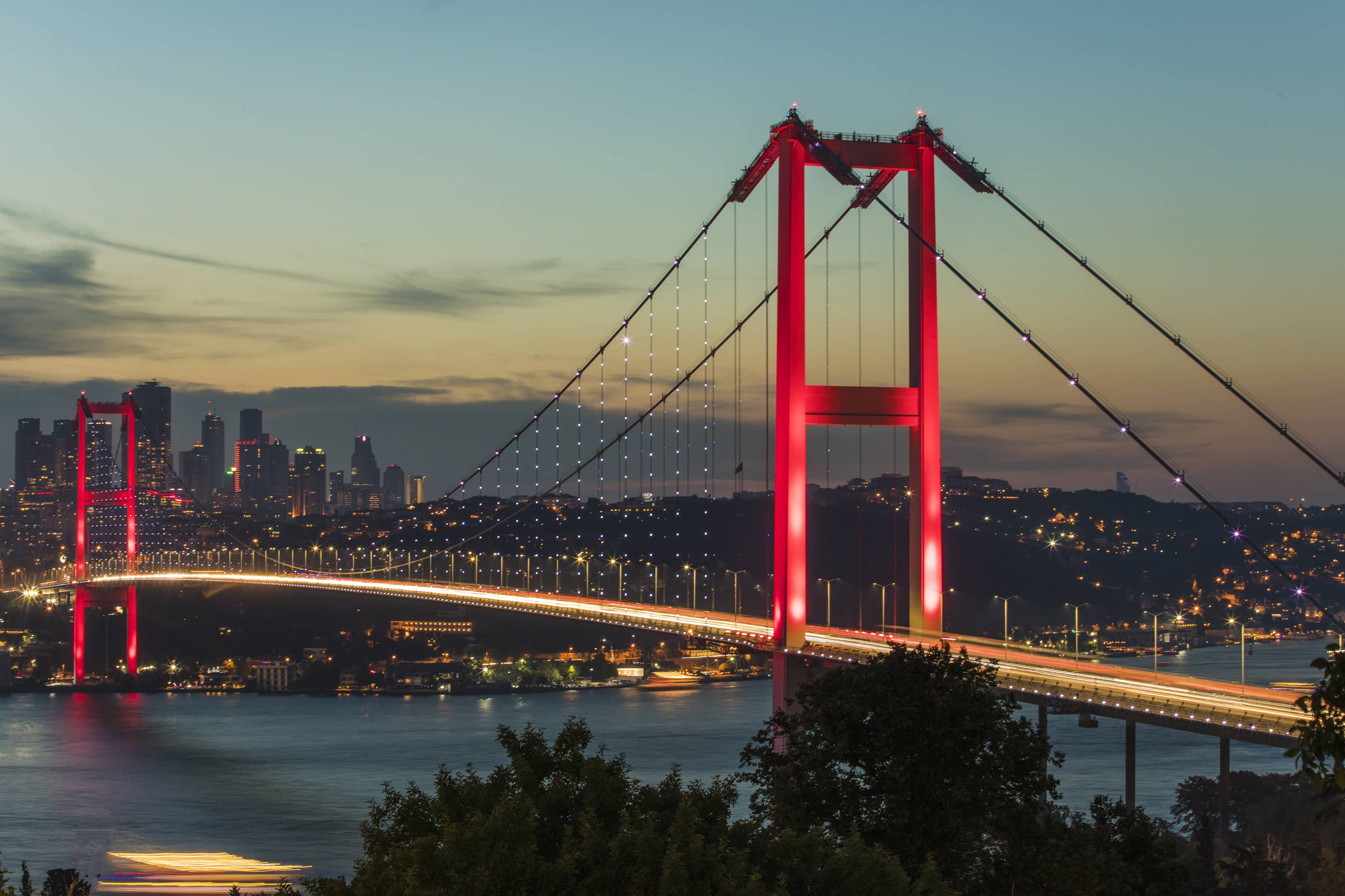 İstanbul Bosphorus and Bridge.jpg