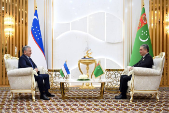 Gurbanguly Berdimuhamedow bilen Şawkat Mirziýoýew iki taraplaýyn hyzmatdaşlygyň gün tertibine garadylar