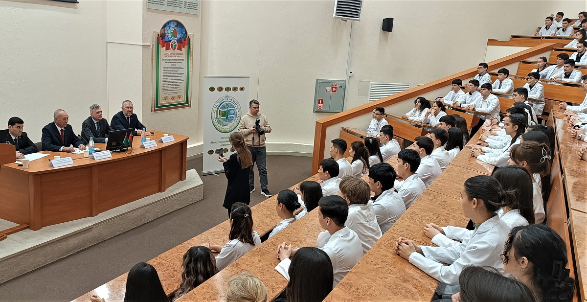posol-turkmenistana-studenty-bgmu (3).jpg