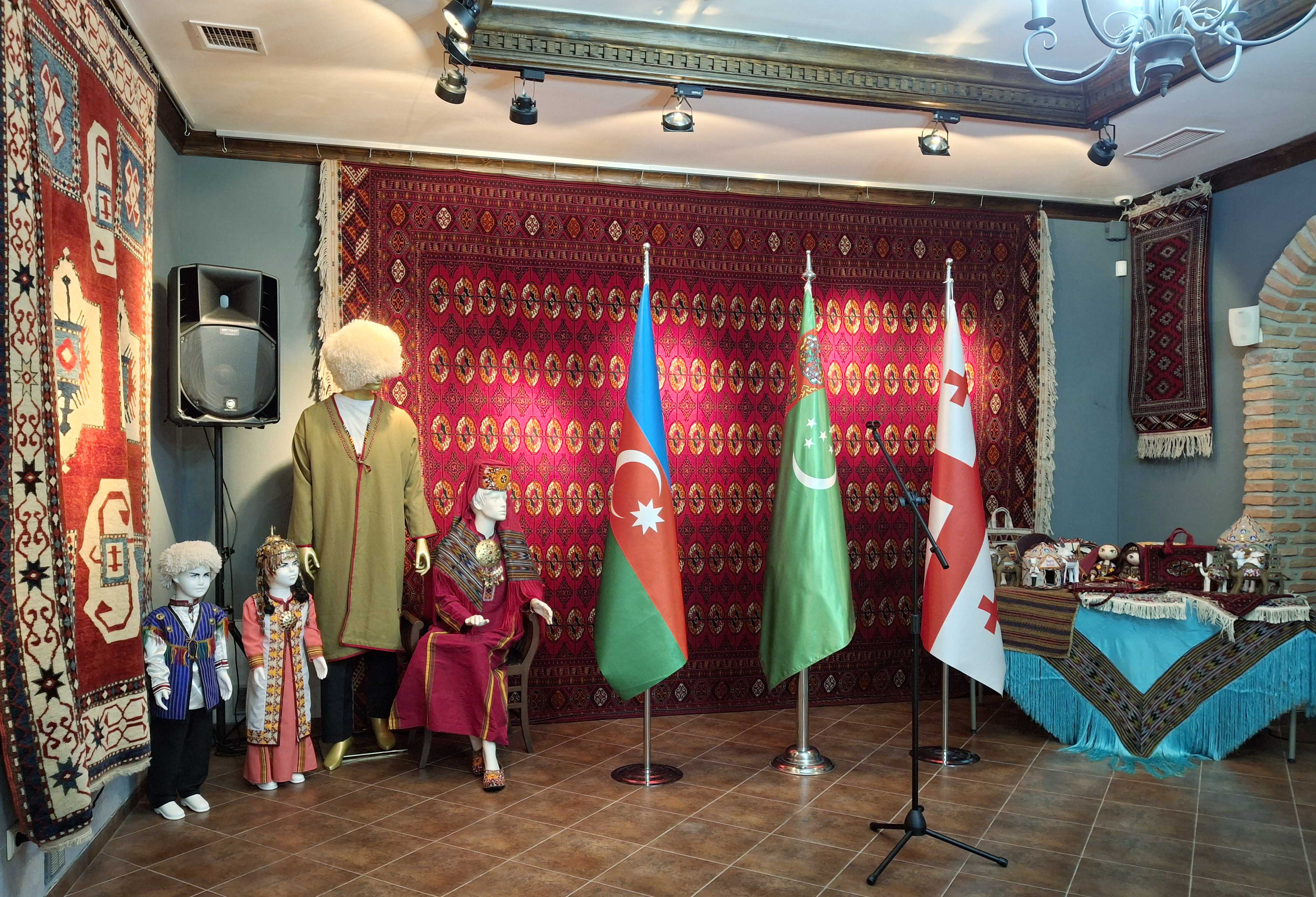 tbilisi-iskusstvo-turkmenskogo-kovrodeliya (2).jpg