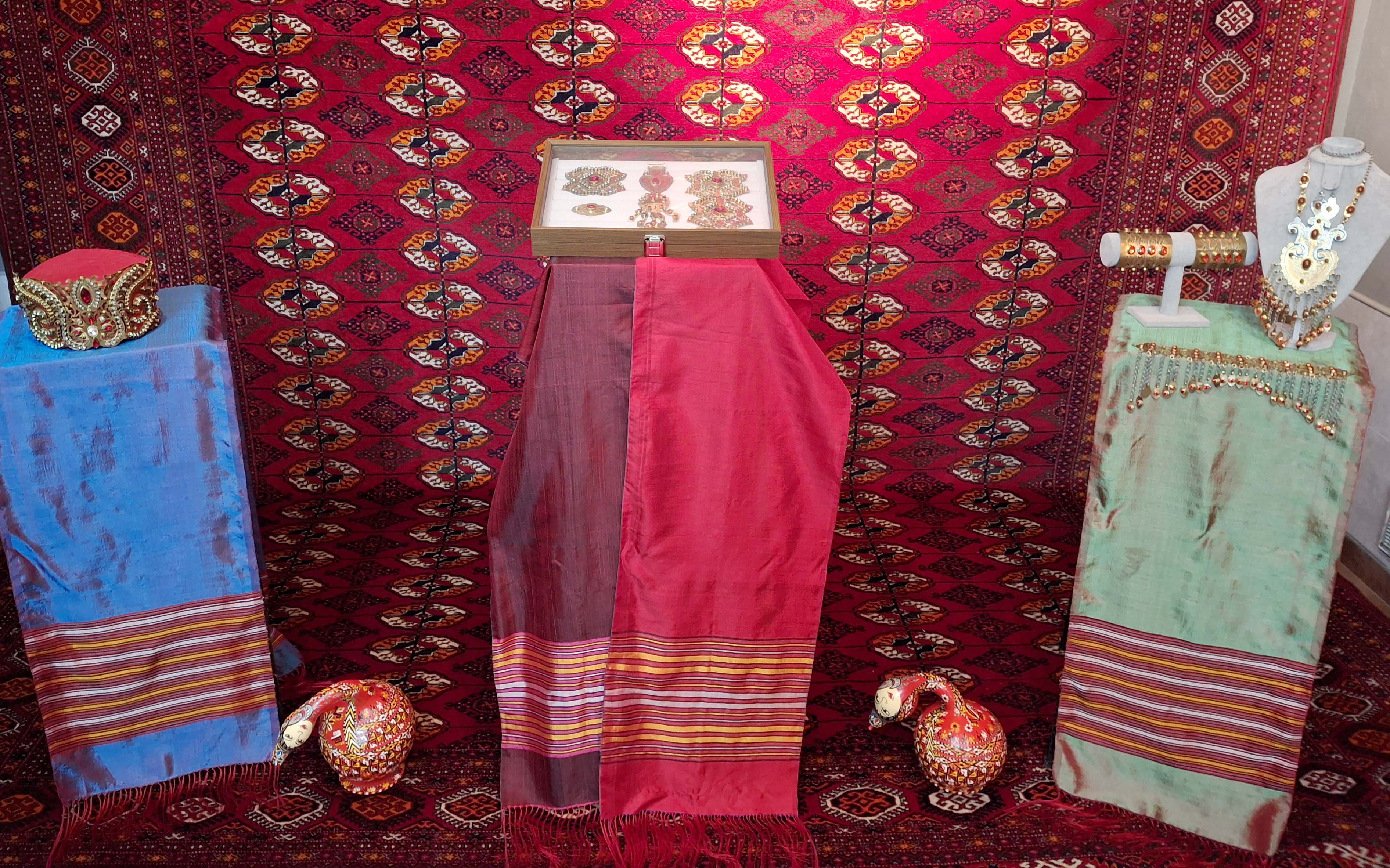 tbilisi-iskusstvo-turkmenskogo-kovrodeliya (7).jpg