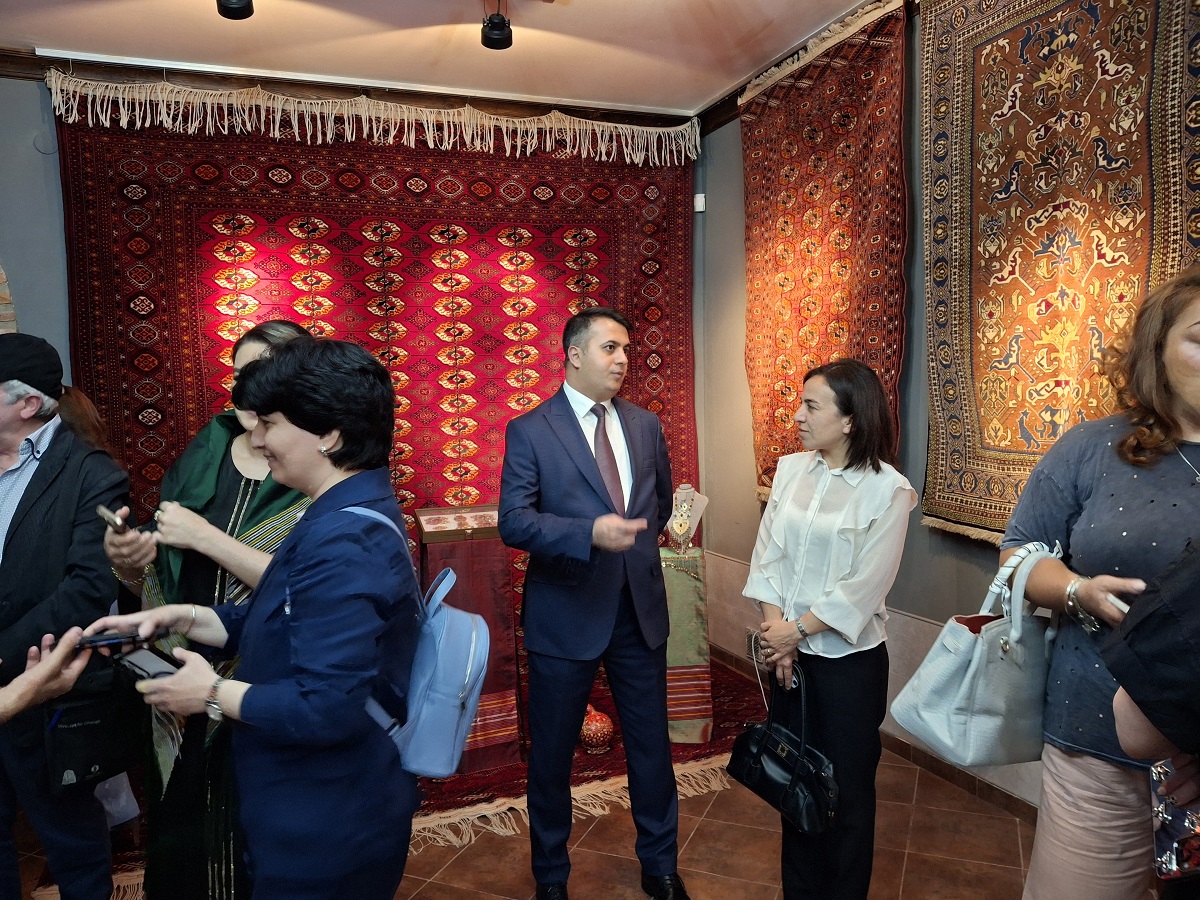 tbilisi-iskusstvo-turkmenskogo-kovrodeliya (12).jpg