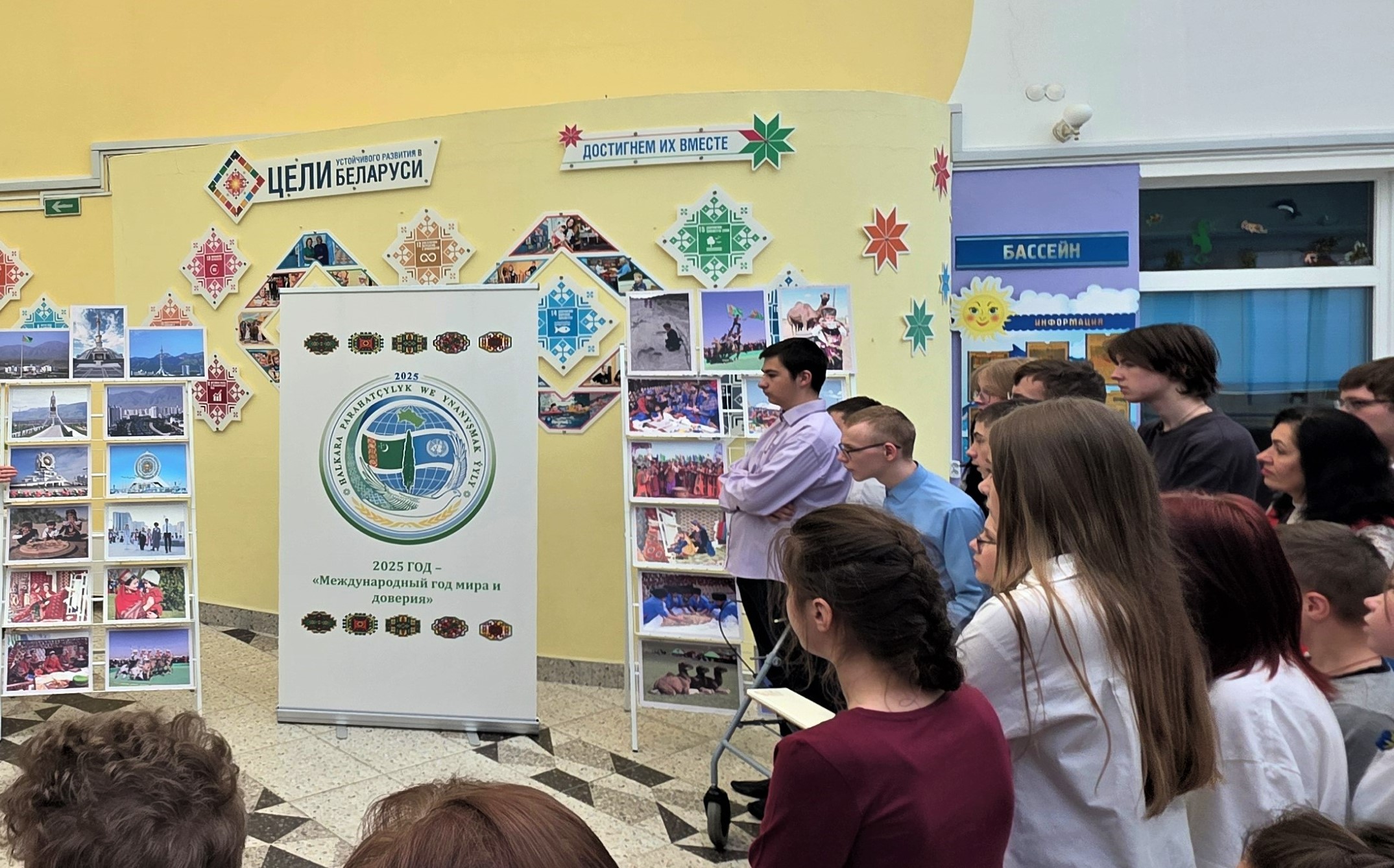minsk-turkmenskie-diplomaty-detyam (1).jpg