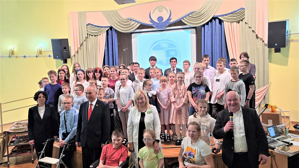 minsk-turkmenskie-diplomaty-detyam (5).jpg