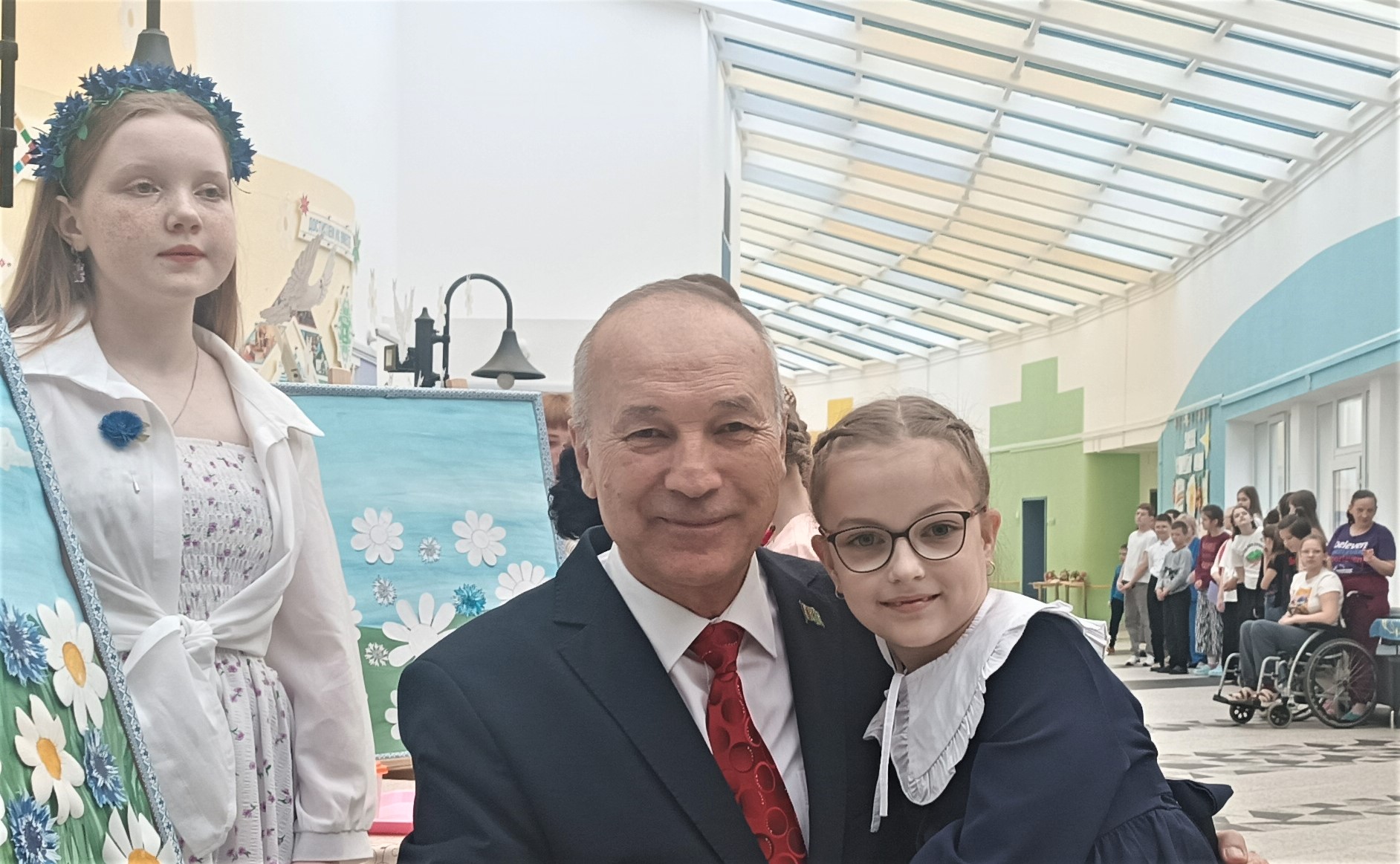 minsk-turkmenskie-diplomaty-detyam (6).jpg