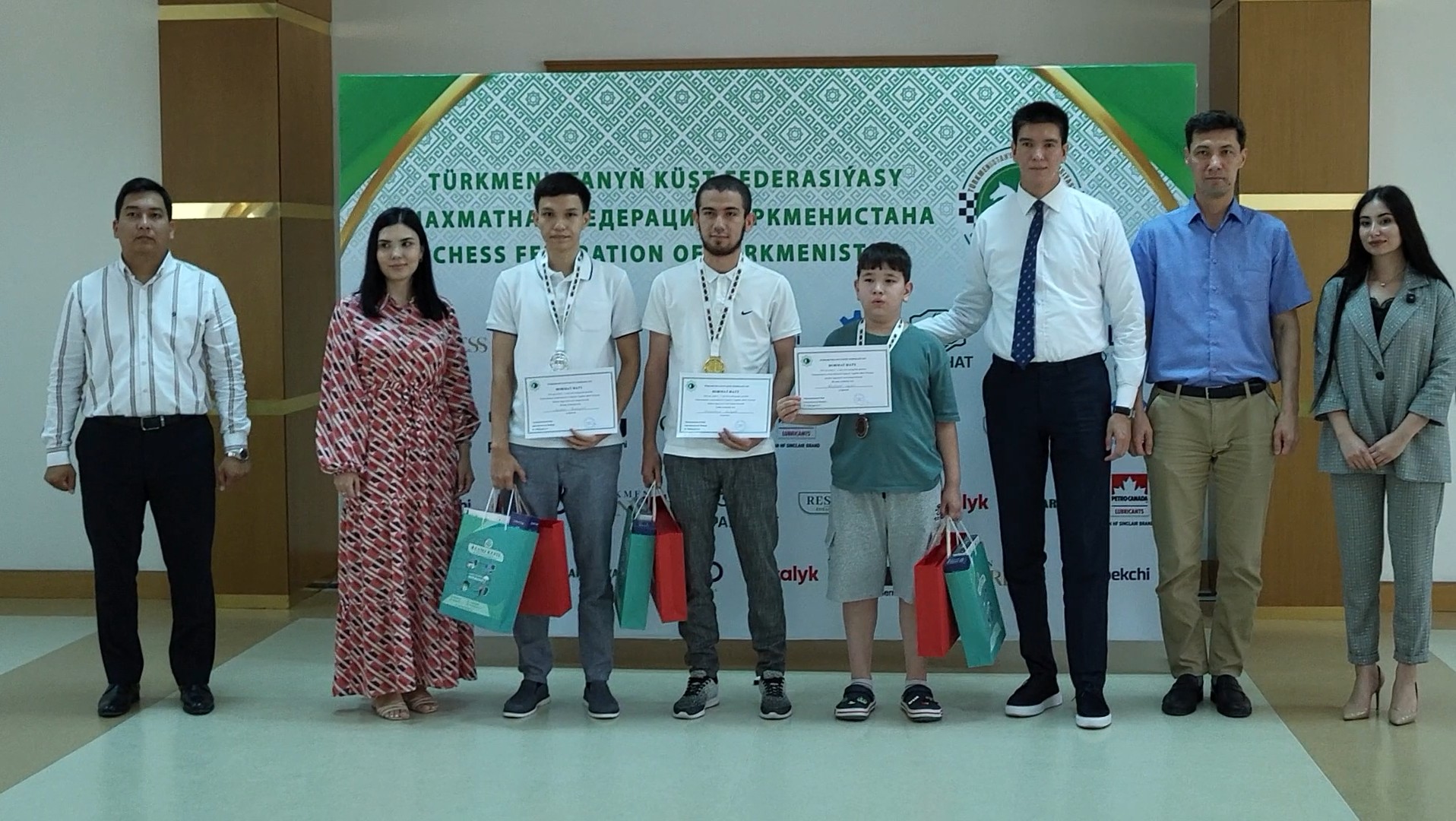 Aşgabat - ýeňiji oglanlar.jpg