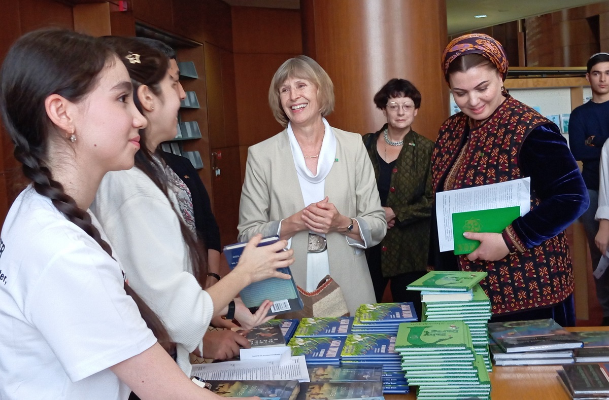 ashgabat-knizhnaya-yarmarka (9).jpg