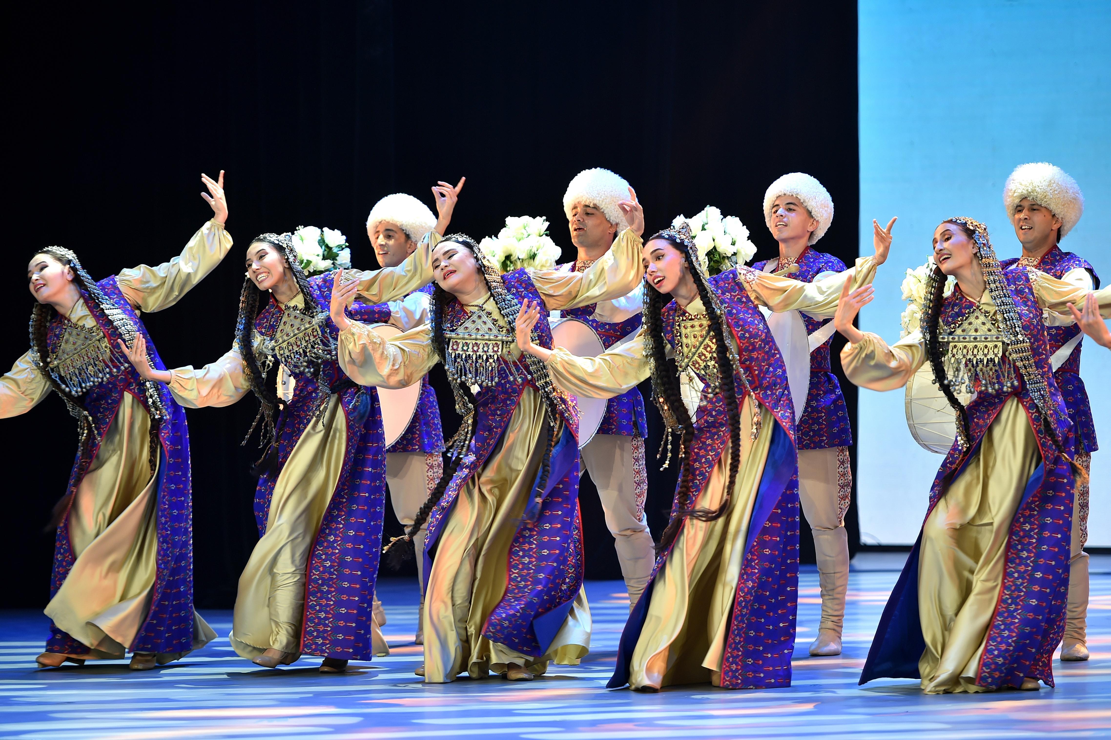 turkmenistan-ansambl-dokmachylar-kitay-karamay-festival (1).jpg