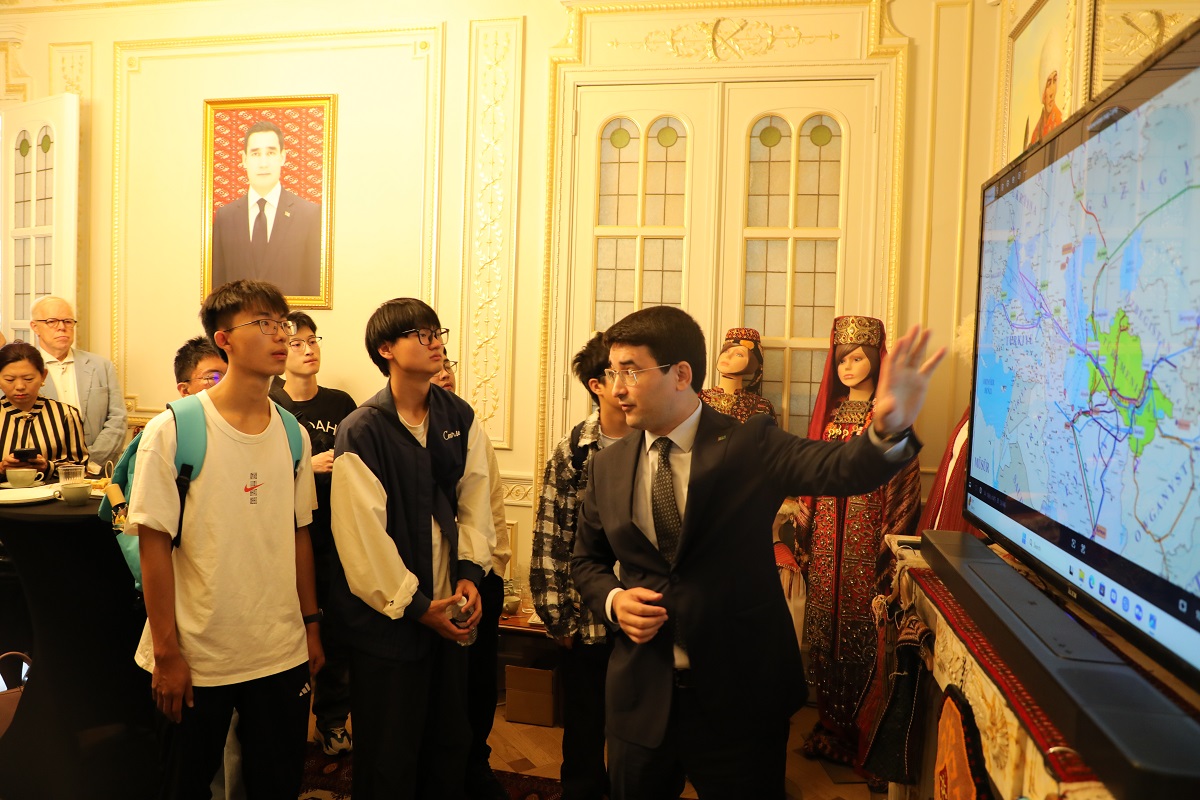 bryussel-vstrecha-posol-turkmenistana-kitajskaya-molodezh (3).jpg