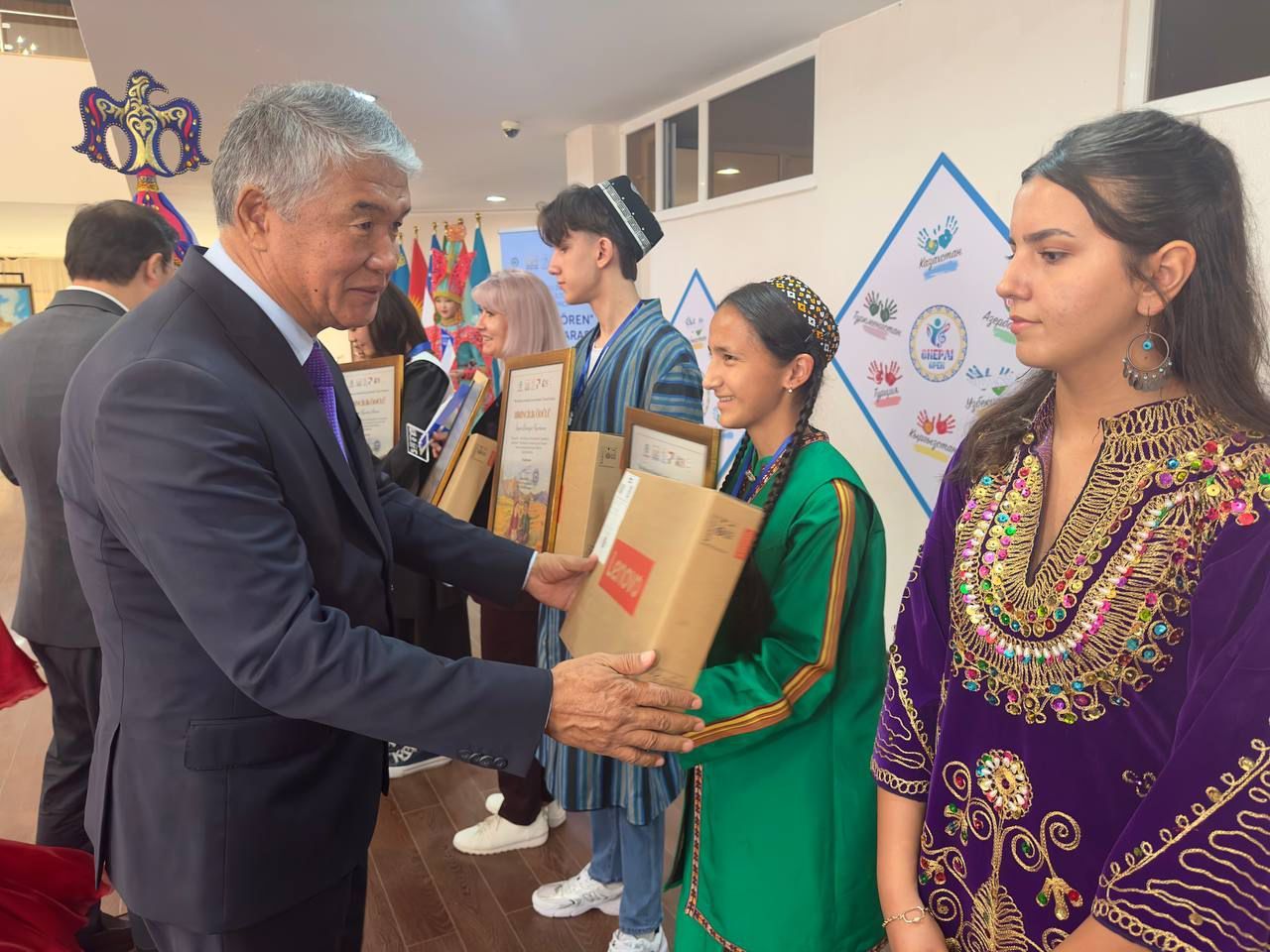 yunye-hudozhniki-turkmenistan-tyurksoy-aktau (4).jpg