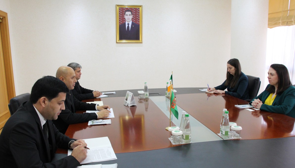 30092025-ashhabad-posol-irlandii-kler-brosnan (1).jpg