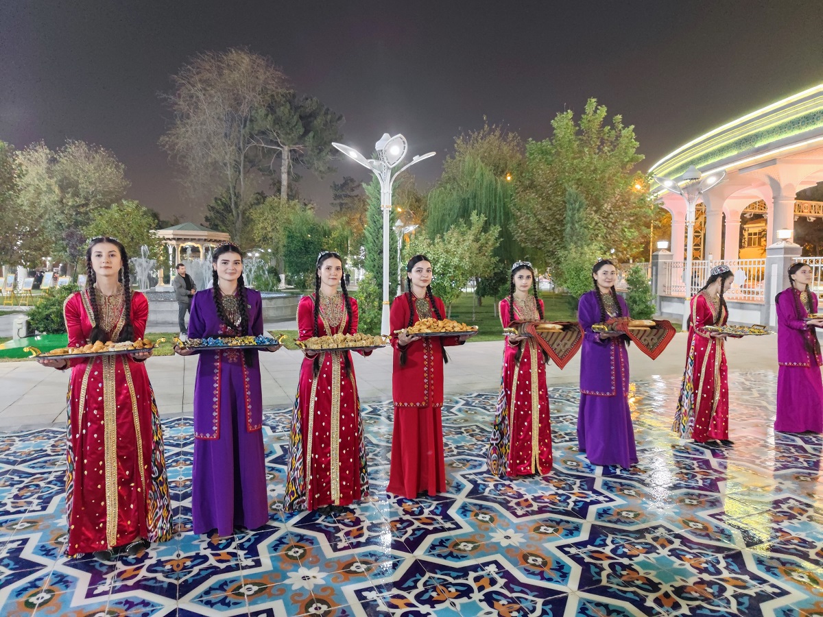 2 а Девушки встречяают Сладости.jpg