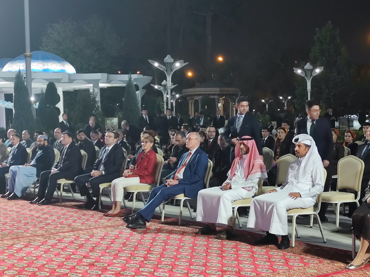 6 а Зрители Послы.jpg