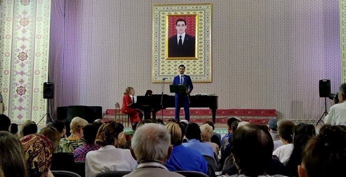  The Turkmen National Conservatory gave a concert in honor of May 9 and honored veterans